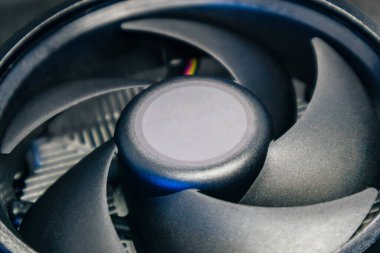 Masaüstü bilgisayar işlemcisi soğutma radyatörünü kapatıyor. Siyah fan, PC donanım detayları. Güçlü modern kişisel bilgisayardan bileşenler