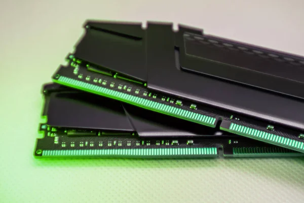 Ddr4 Dram メモリモジュール コンピュータRamチップは 緑色光で白にクローズアップします アセンブリのためのデスクトップPcメモリ部品 — ストック写真