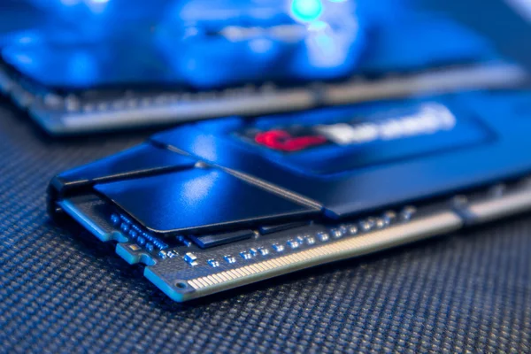 Módulos Memoria Dram Ddr4 Luz Azul Primer Plano Del Chipset — Foto de Stock