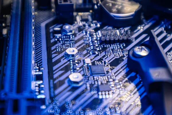主板与插座在现代强大的台式机上的特写 蓝光下的计算机硬件芯片组组件 技术工业电子背景 — 图库照片