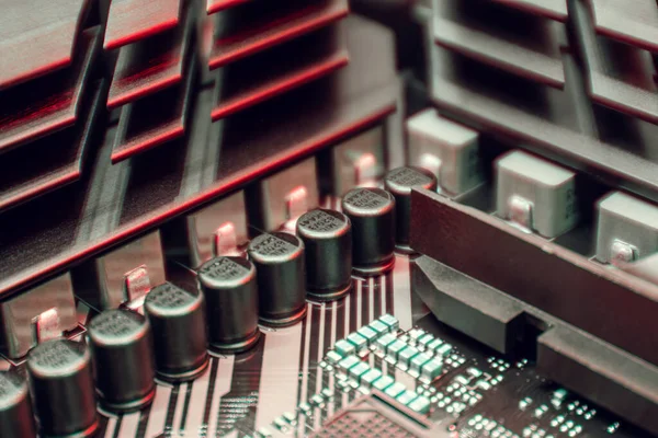 主板与电阻和微型芯片在强大的台式机上的特写 计算机硬件芯片组组件 技术工业电子背景 — 图库照片