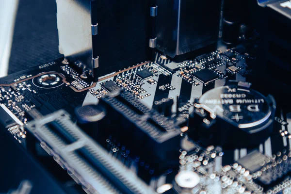 现代台式计算机上的主板插座和微型芯片 计算机硬件芯片组组件 技术工业电子背景 — 图库照片
