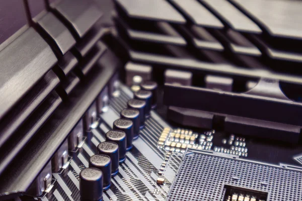 强大的Pc机 主板上有Am4 Cpu Socket 计算机硬件芯片组组件在蓝光下的特写 技术工业电子背景 — 图库照片