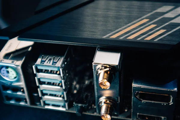 主板Usb Hdmi 天线插座连接器在现代功能强大的台式机上紧密相连 计算机硬件芯片组组件 技术电子背景 — 图库照片