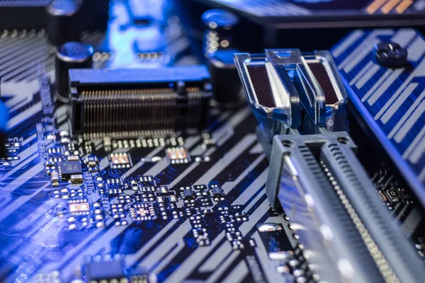 在现代强大的台式机上配备插座和微型芯片的主板 蓝光下的计算机硬件组件 技术行业背景 — 图库照片