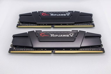 Kyiv, Ukrayna - 05 Ocak 2022: G.Skill Ripjaws V serisi DDR4 DRAM bellek. Bilgisayar RAM çipleri beyaza yakın çekim yapıyor. Montaj için masaüstü bilgisayar belleği parçaları