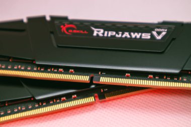 Kyiv, Ukrayna - 05 Ocak 2022: G.Skill Ripjaws V serisi DDR4 DRAM hafıza modülleri kırmızı renkli. Bilgisayar RAM çipi beyaza yakın çekim yapıyor. Montaj için PC bellek parçaları