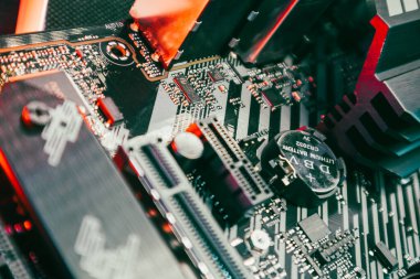 Kyiv, Ukrayna - 05 Ocak 2022: Asus Tuf Gaming modern PC anakart mikroçipleri ve soketleri. Bilgisayar donanımı yonga seti bileşenleri yakın plan. Teknoloji endüstrisi geçmişi