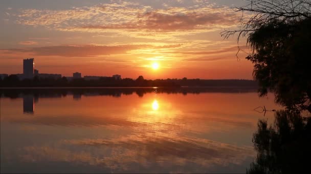 Napkeltekor Süt Nap Tavon Felhős Tükröződik Tükör Víz Felszínén Sötét — Stock videók