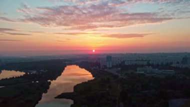 Kharkiv nehrinde, bulutların sakin sulara yansıdığı gündoğumunun hava görüntüleri. Şehir parkında sabah, yerleşim bölgesi yakınlarında.