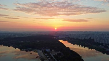 Gündoğumu sahili dinlenme alanının hava aracı görüntüleri. Sabah Kharkiv nehri şehir parkında, yerleşim bölgesi yakınlarında.