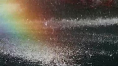 Parlak, ışıl ışıl, parlak gökkuşaklı çeşme damlaları. Su damlası, parlak renklerle yakın plan.