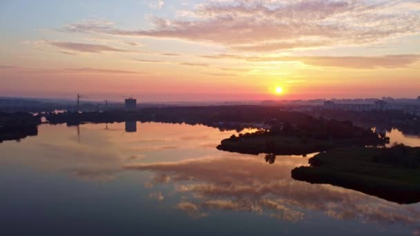 Αεροφωτογραφία Στον Ήλιο Ανατολής Που Λάμπει Στη Λίμνη Συννεφιασμένο Ουρανό — Αρχείο Βίντεο