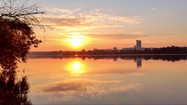 Sol Brillante Amanecer Brillando Lago Con Cielo Dorado Reflejándose Agua — Vídeos de Stock