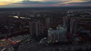 Gökyüzü mor gün batımı şehir manzarası. Yerleşim bölgesi, çok katlı binalar, karanlık bulutlu gökyüzü. Kharkiv, Ukrayna