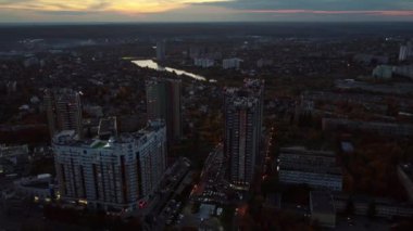 Havadan sonbahar mor gün batımı şehir manzarası. Yerleşim bölgesi, çok katlı binalar, karanlık bulutlu gökyüzü. Kharkiv, Ukrayna