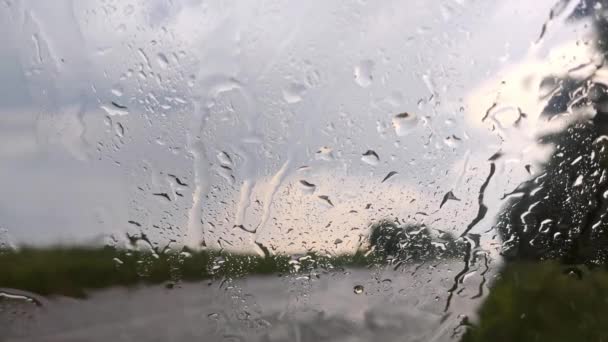 Regen Water Glas Voorruit Druppels Close Stoep Met Troebele Achtergrond — Stockvideo