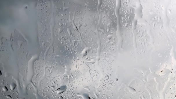 Regen Glas Raam Water Druppels Close Met Troebele Grijze Achtergrond — Stockvideo