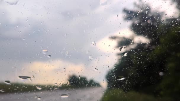 Deszcz Szybę Przednią Patrząc Przez Krople Wody Zachmurzonym Nieostrym Tłem — Wideo stockowe