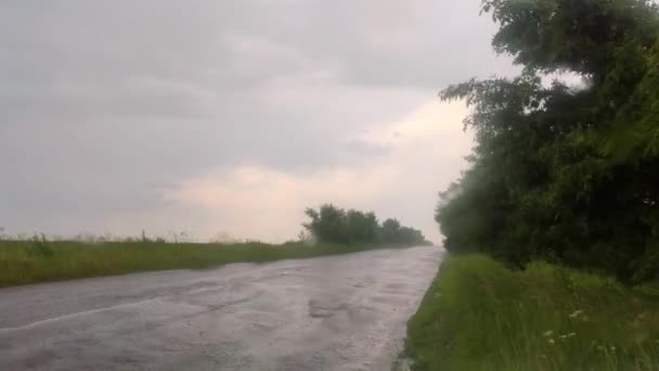 Regen Het Platteland Lege Weg Water Druppels Voorruit Glas Moody — Stockvideo