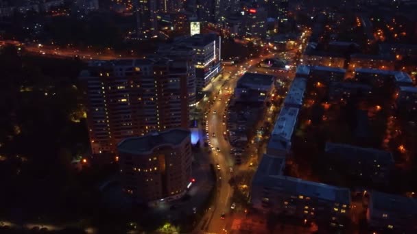 Luftaufnahmen Von Stadtstraßen Mit Beleuchtung Wohnhäuser Und Autos Fahren Abendlicht — Stockvideo