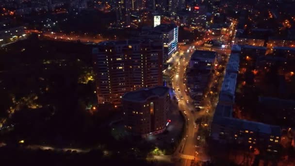 Ulice Miasta Lotniczego Oświetleniem Budynki Mieszkalne Samochody Jadące Świetle Nocnym — Wideo stockowe