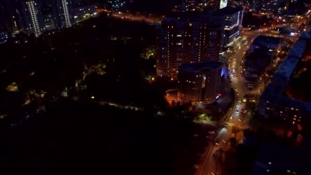 Lumba Udara Memiringkan Cuplikan Jalan Jalan Kota Dengan Iluminasi Bangunan — Stok Video