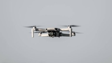Kharkiv, Ukrayna - 02 Temmuz 2021: Dji Mini 2 İHA, güneşli bir günde uçuyor. Gökyüzü arka planında gezinen yeni bir kuadrokopter. Kopyalama alanı ile ön görünüm