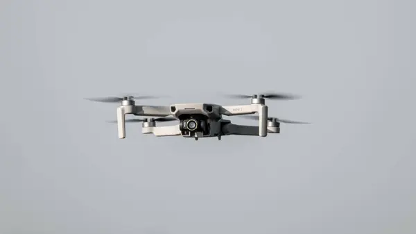 Kharkiv, Ukrayna - 02 Temmuz 2021: Dji Mini 2 İHA, güneşli bir günde uçuyor. Gökyüzü arka planında gezinen yeni bir kuadrokopter. Kopyalama alanı ile ön görünüm