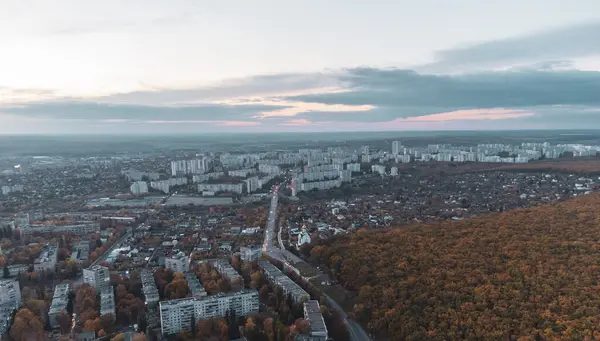 Hava sonbahar akşamı şehir manzarası. Park ve bulutlu gökyüzü olan bir yerleşim bölgesi. Kharkiv, Ukrayna