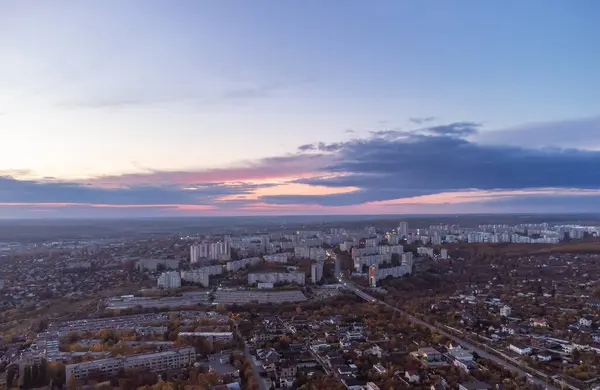 Havadan sonbahar mor gün batımı şehir manzarası. Gökyüzü bulutlu, sakin bir bölge. Kharkiv, Ukrayna
