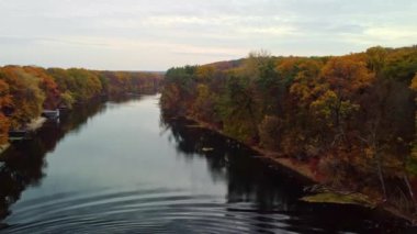 Sonbahar insansız hava aracı, ormanlık nehir kıyılarıyla nehrin üzerinde ileri doğru uçuyor. Kazak dağı, Korobovy Hutora (Koropove köyü) Siverskyi Donets Nehri, Ukrayna