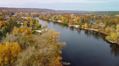 Sonbahar renkli ağaçları ve Korobovy Hutora (Koropove köyü) ile nehrin yukarısında insansız hava aracı uçuşu. Ukrayna 'daki Siverskyi Donets Nehri