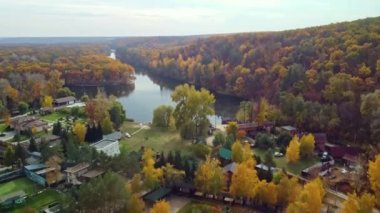 Korobovy Hutora (Koropove köyü) yakınlarında sonbahar renkli ağaçlarla birlikte nehrin üzerinde uçuş. Ukrayna 'daki Siverskyi Donets Nehri