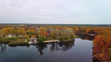 Sonbahar ağaçları ve Korobovy Hutora 'da (Koropove köyü) dinlenme alanı ile nehir üzerinde uçan hava aracı. Ukrayna 'daki Siverskyi Donets Nehri
