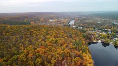 Korobovy Hutora 'da (Koropove köyü) sonbahar ağaçları ve dinlenme alanı bulunan nehir manzaralı hava hızıyla ilerleyin. Ukrayna 'daki Siverskyi Donets Nehri
