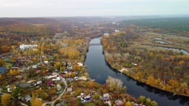 Korobovy Hutora 'da (Koropove köyü) sonbahar ağaçları ve dinlenme alanı bulunan nehir üzerinde havadan ileri görüş. Ukrayna 'daki Siverskyi Donets Nehri' nden geçen araba köprüsü.