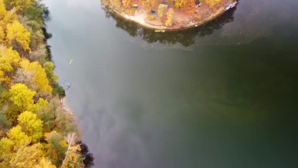 Otoño Aéreo Dron Vista Del Arco Río Con Kayaks Navegando — Vídeos de Stock
