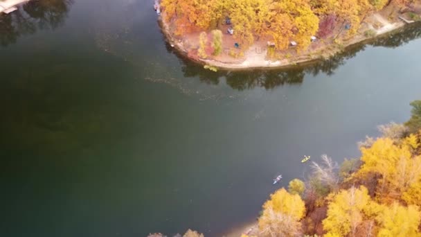 Осенний Беспилотник Смотрит Вниз Дуге Реку Каяками Плывущими Красочным Лесным — стоковое видео