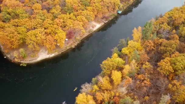乌克兰Siverskyi Donets河哥萨克山五彩缤纷的森林河岸附近有皮划艇的河流秋季空中俯瞰 — 图库视频影像