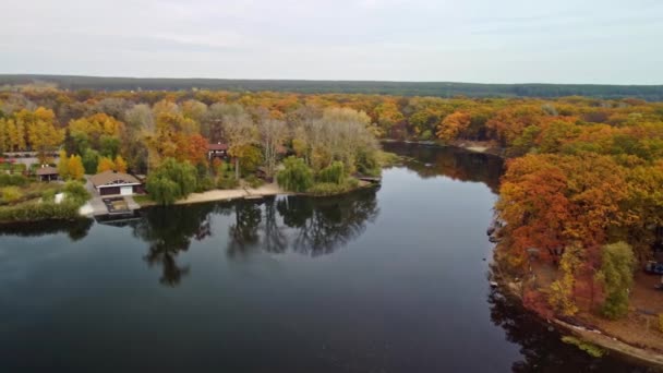 Luchtboog Uitzicht Rivier Met Herfst Kleurrijke Bomen Recreatiegebied Korobovy Hutora — Stockvideo