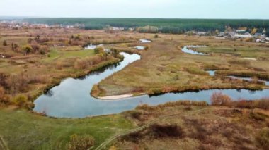 Sonbahar vadisindeki nehir kıvrımında, sazlıklar, ağaçlar, toprak yollar. Ukrayna 'daki Siverskyi Donets Nehri