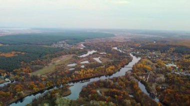 Nehir kıyısında orman ve nehir Dale 'de sonbahar havası manzarası. Siverskyi tepeleri Ukrayna 'daki Donets Nehri vadisi