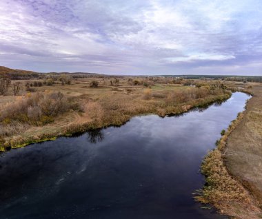 Sonbahar kırsalında hava manzaralı nehir vadisi. Mor gün batımı bulutlu gökyüzü.