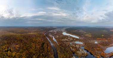 Siverskyi 'deki hava sonbahar ormanı Ukrayna' nın kırsal kesimlerinde bulutlu nehir kıyısında Donets Vadisi.