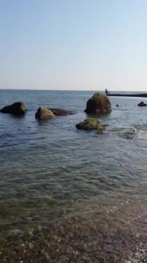 Güneşli mavi deniz panoramik manzarası sakin suları ve mavi gökyüzü