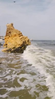 Odesa, Ukrayna 'daki deniz manzarasında büyük kayalara su sıçratan deniz kıyıları kıyı manzaralarını gözler önüne sermek için ideal.