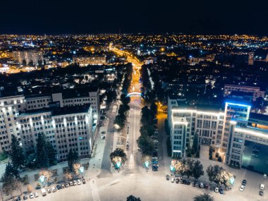 Derzhprom, Karazin Ulusal Üniversitesi binaları ve Ukrayna 'nın Kharkiv kentindeki Zoolohichnyy köprüsü yakınlarındaki hava geceleri aydınlandı