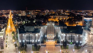 Kharkiv şehir merkezi caddelerindeki aydınlatılmış Karazin Üniversitesi binası ile havadan gece manzarası