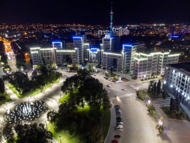 Ukrayna 'nın başkenti Kharkiv' deki Özgürlük Meydanı 'nda aydınlatma ve daire şeklinde modern fıskiyeyle hava gecesi Derzhprom simgesi